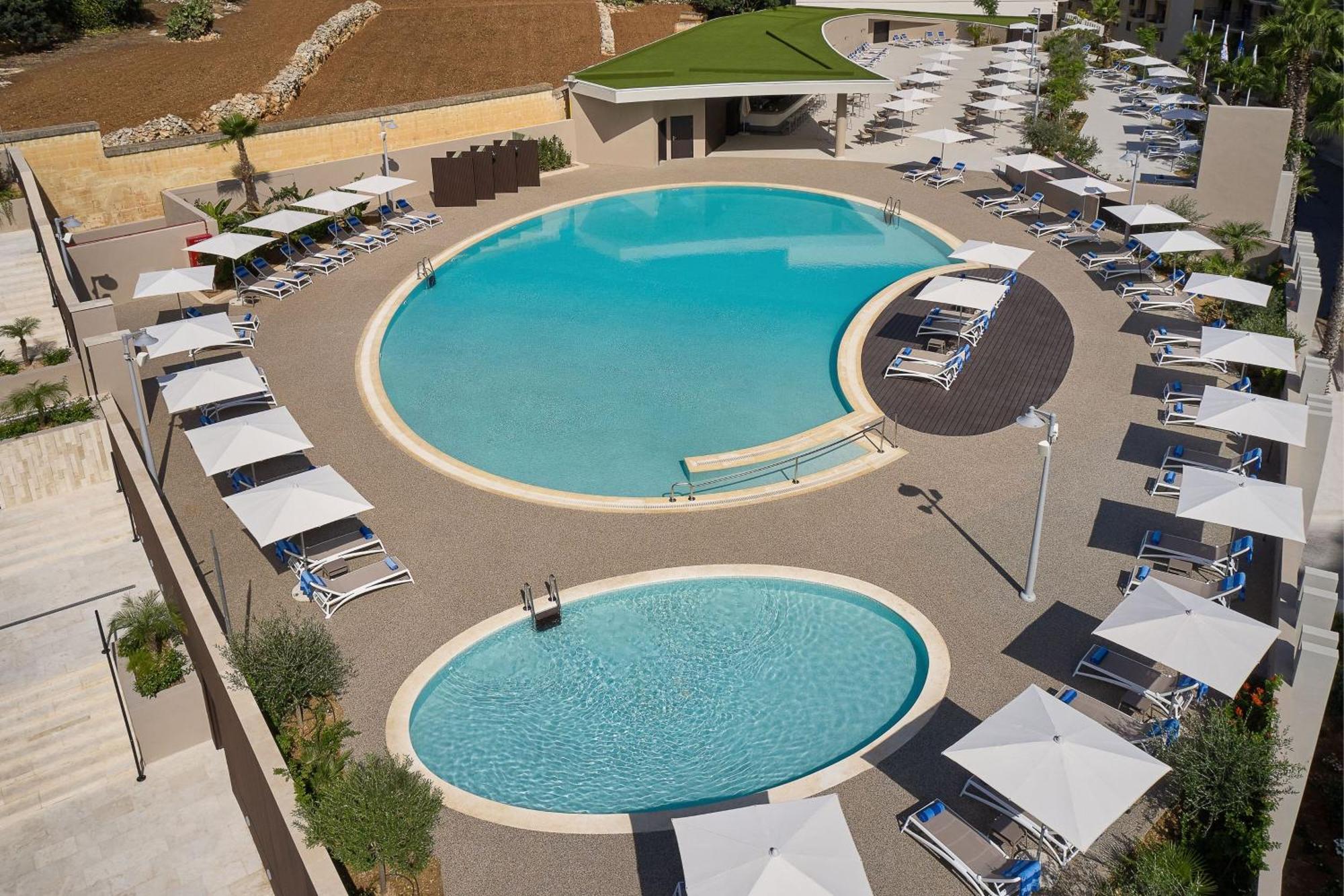 몰타 메리어트 호텔 앤 스파 Saint Julian's 외부 사진 The swimming pool at the hotel