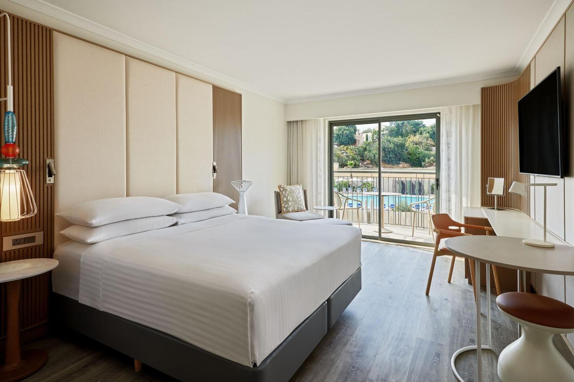 몰타 메리어트 호텔 앤 스파 Saint Julian's 외부 사진 A guest room at the Hilton Athens