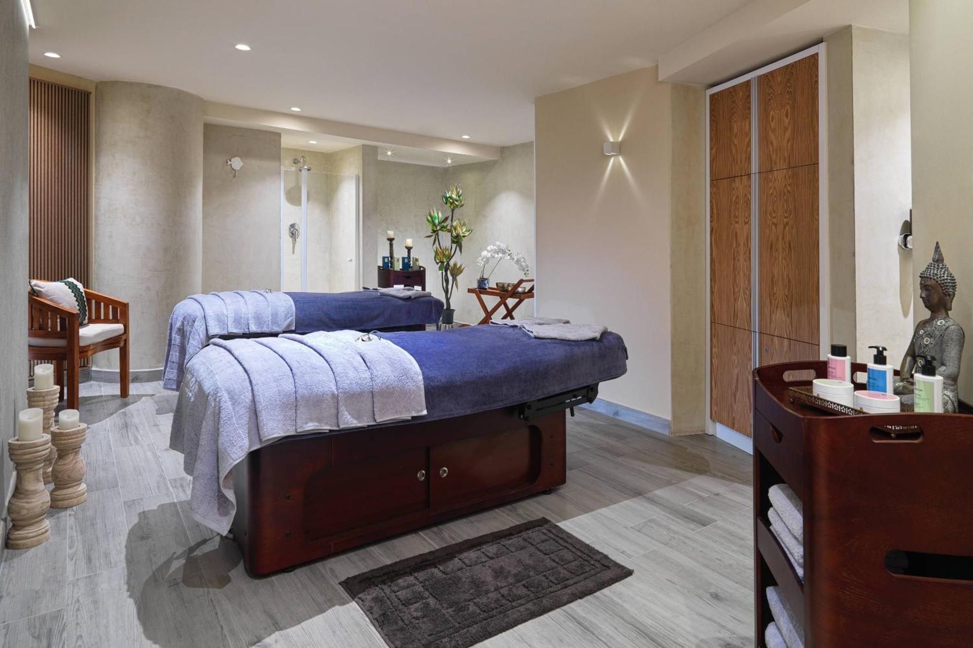 몰타 메리어트 호텔 앤 스파 Saint Julian's 외부 사진 A massage bed